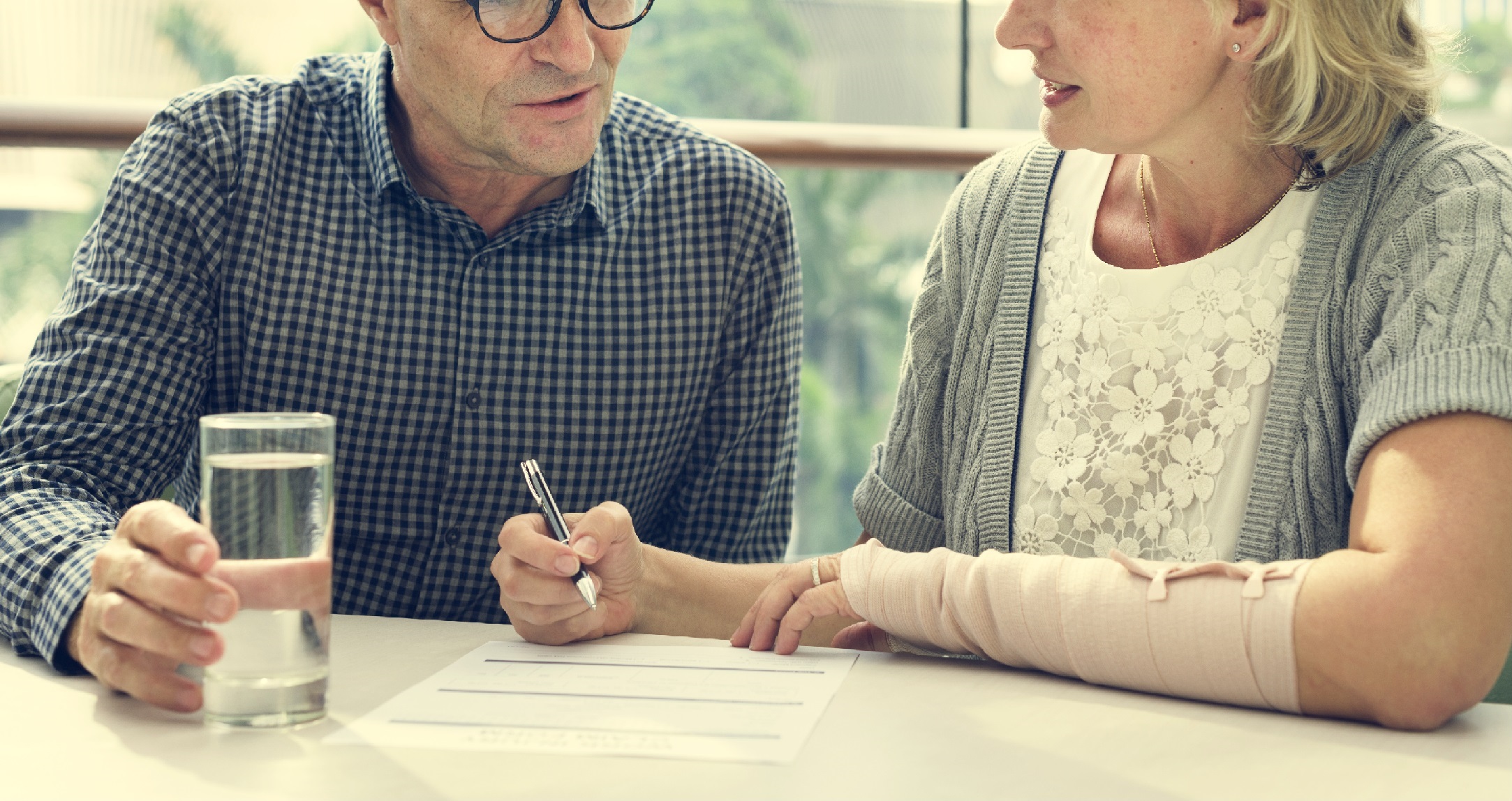 Photodune 18994163 Business Discussion Talking Deal Concept Xxl